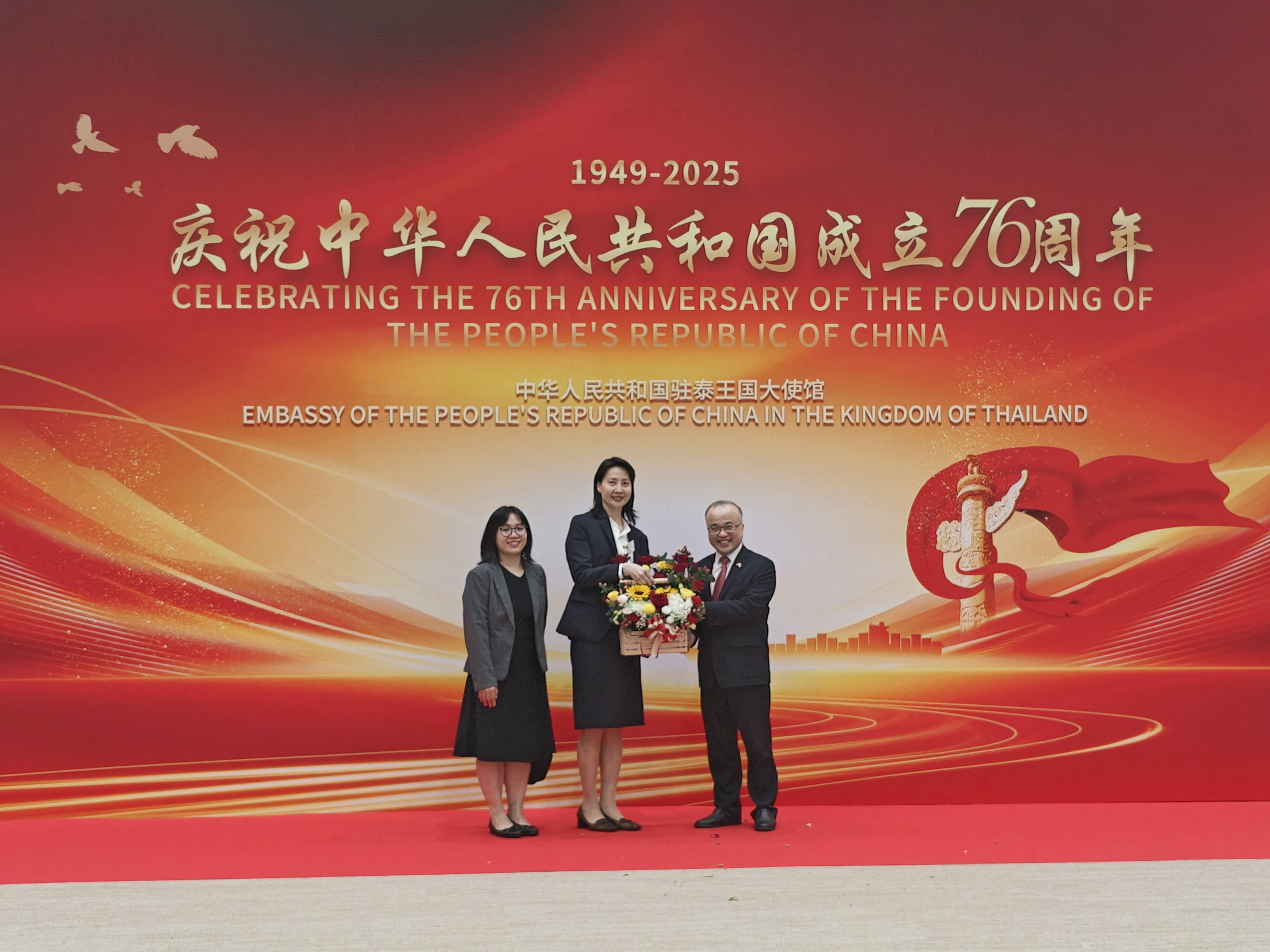 The President of the Supreme Administrative Court Presents a Floral Arrangement to Congratulate the 76th Anniversary of the Founding of the People’s Republic of China