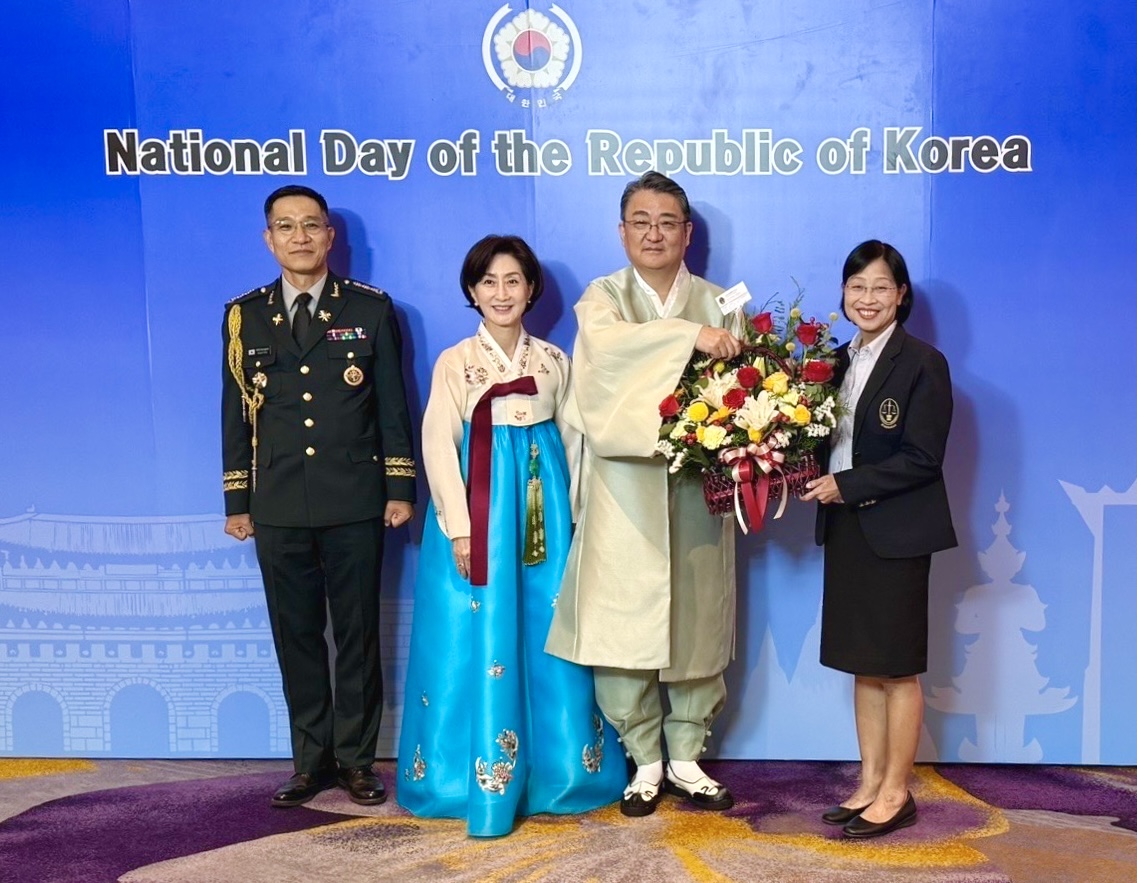 The President of the Supreme Administrative Court presents floral arrangement to  the Embassy of the Republic of Korea on its National Day 